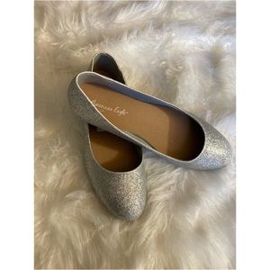 American Eagle Clinton silver glitter flat, size 6 1/2.